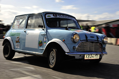Løb for løb er der mere speed på Kenneth Jørgensens kørsel. Skærtorsdag vandt han klassen til 1300 ccm med Michael Svendsen i en Austin Mini Cooper.